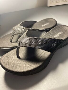 Skechers women’s flip flops like new